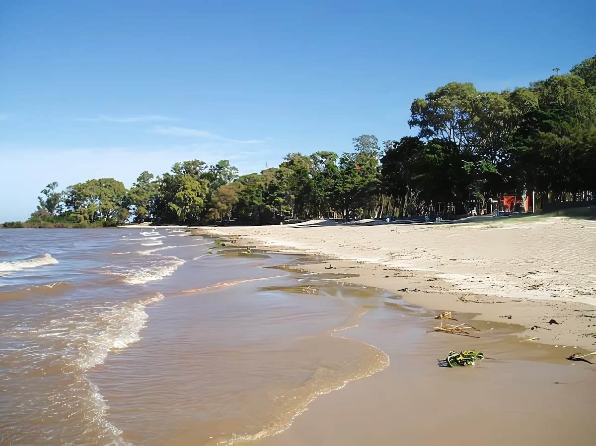 Atardecer en Playa Ferrando, Colonia, Uruguay: la tranquilidad del Río de la Plata enmarcada por la historia colonial