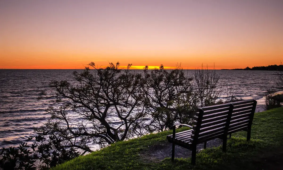 Puesta de sol dorada en las tranquilas playas de Colonia, Uruguay, donde el Río de la Plata se funde con la historia colonial para crear una atmósfera única