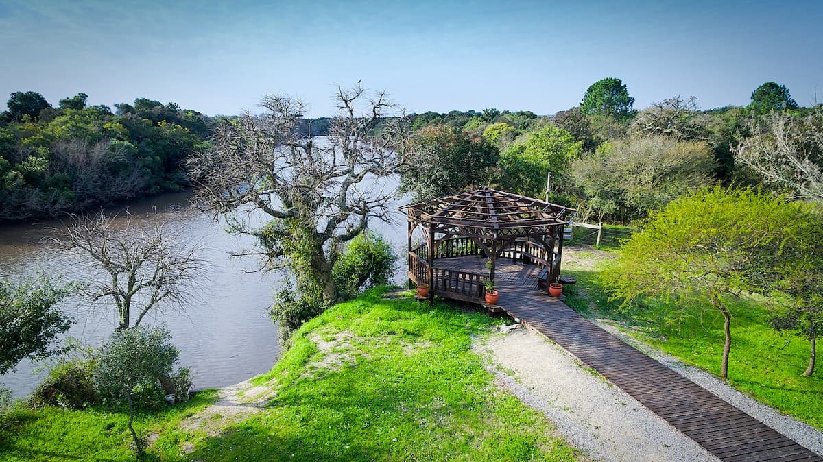 Paseo de senderismo y pesca en Boca del Cufré, San José, con vegetación costera y aguas calmas.